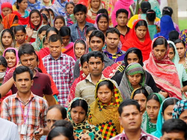 বাংলাদেশের জনসংখ্যায় পুরুষের চেয়ে এগিয়ে নারীরা